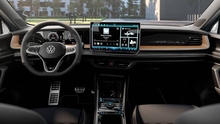 O interior conta com um painel digital de 10,25 polegadas e uma central multimídia flutuante de 13"