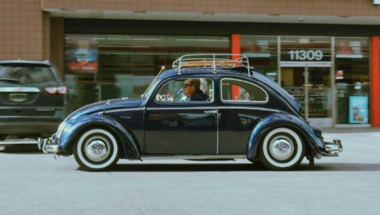 Volkswagen Fusca restaurado em movimento -  (crédito: Reprodução/Pexels)