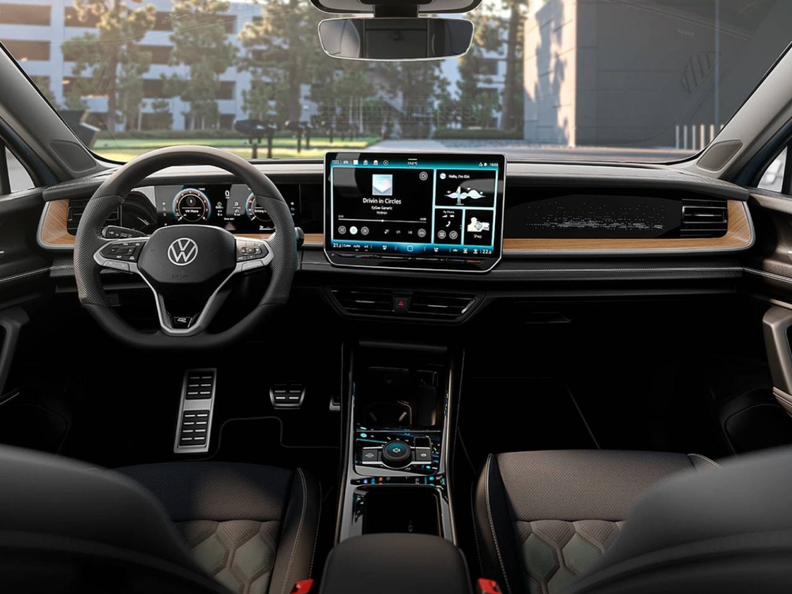 O interior conta com um painel digital de 10,25 polegadas e uma central multim&iacute;dia flutuante de 13"