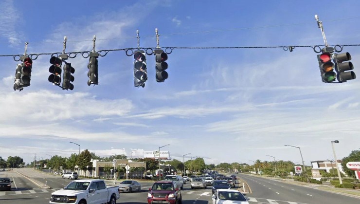 L&acirc;mpadas azuis acima dos sem&aacute;foros chamam aten&ccedil;&atilde;o 