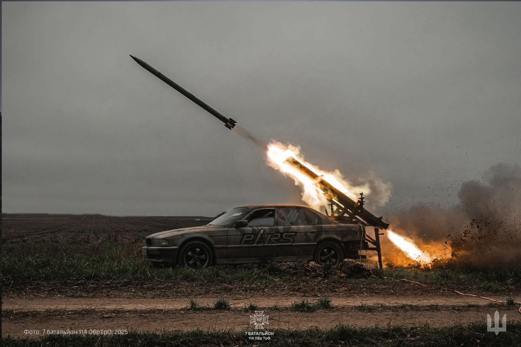 Ucranianos transformam BMW antigo em arma de guerra