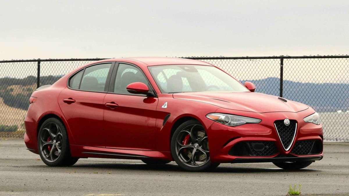 Alfa Romeo Giulia Quadrifoglio, um que s&oacute; poderia vir ao Brasil quando era rec&eacute;m lan&ccedil;ado