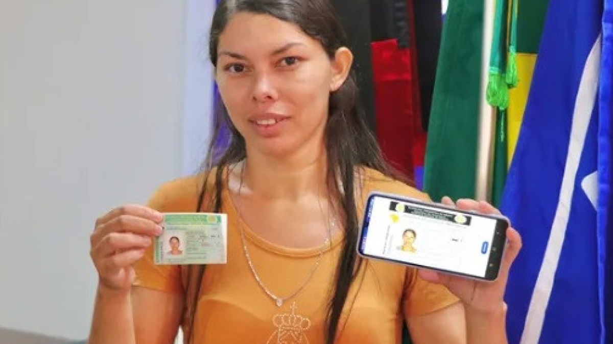 A paraibana Andreza, moradora de João Pessoa, foi a primeira brasileira a obter a nova CNH