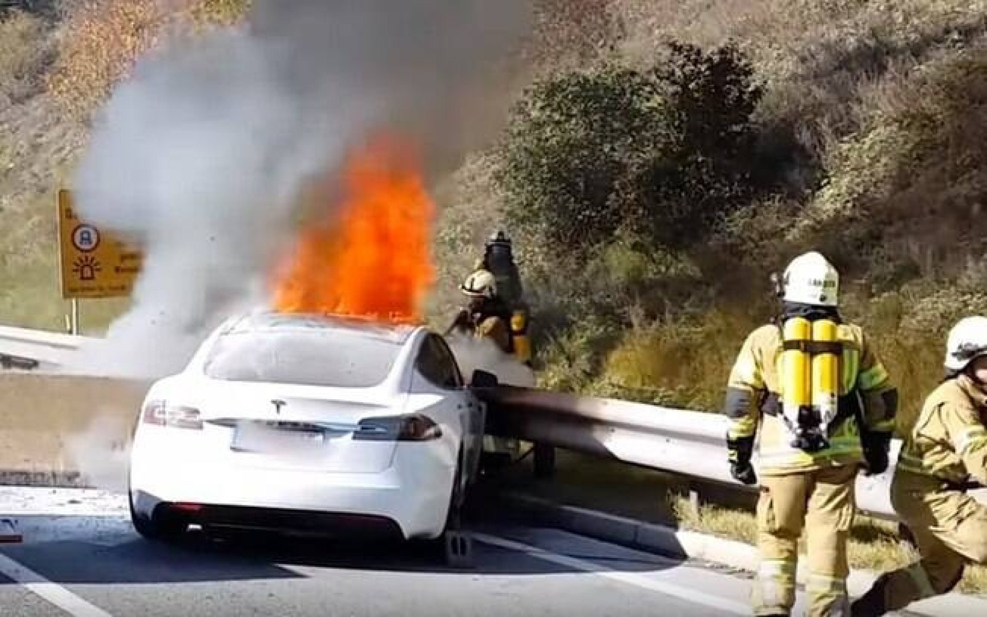 Tesla Model S pega fogo na Áustria
