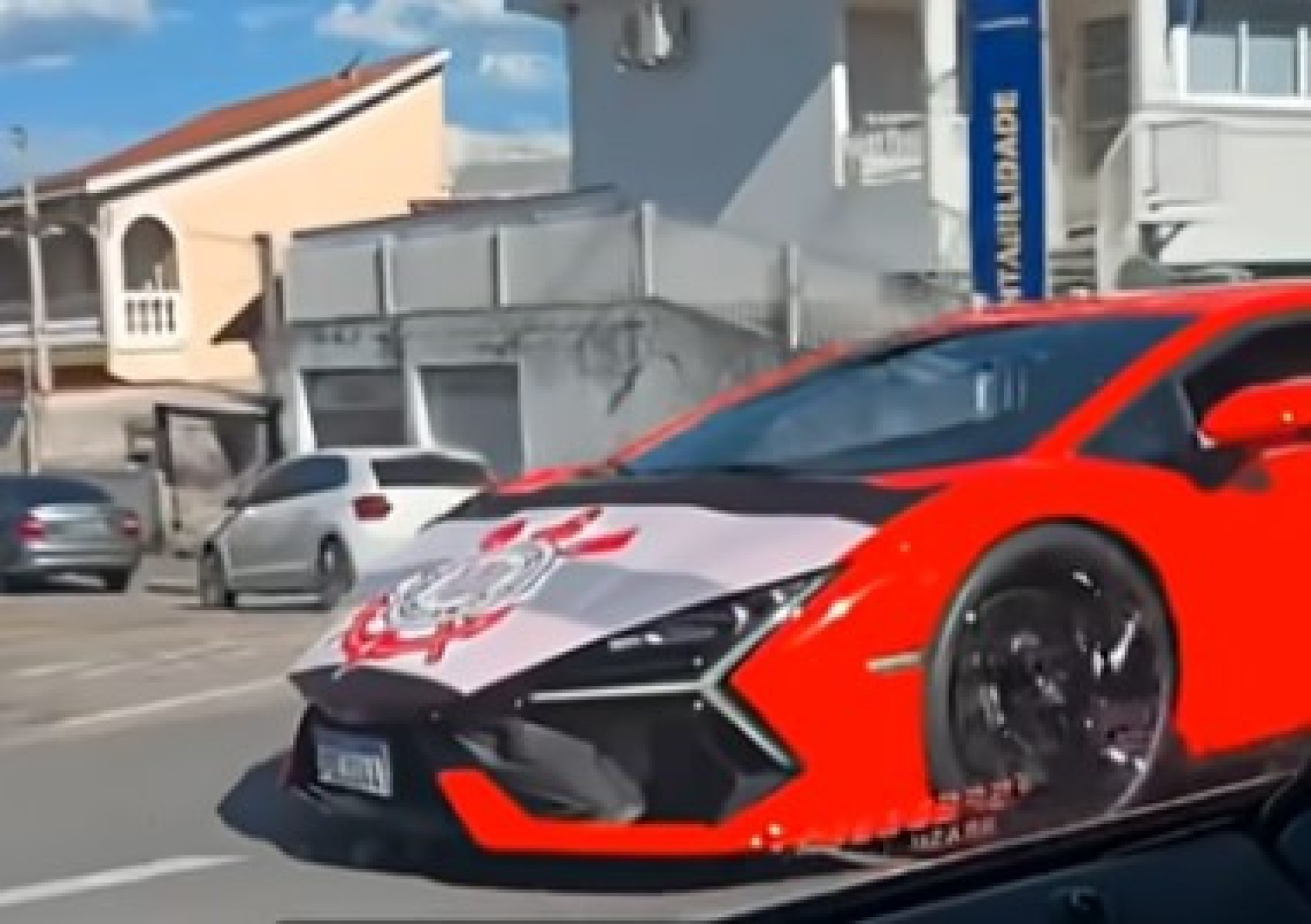 Herói do Corinthians, Yuri Alberto desfila de Lamborghini de R$ 7 milhões