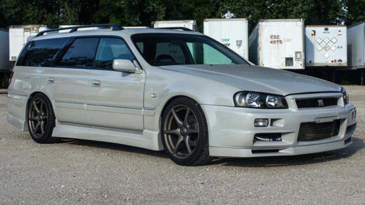 Nissan Stagea com frente do GT-R 34