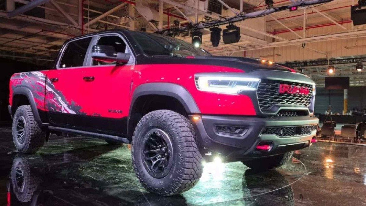 RAM 1500 TRX vermelha