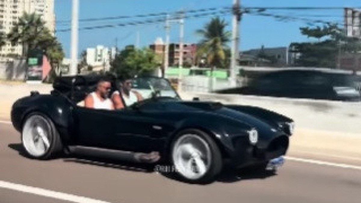 Hulk dirige Shelby Cobra em João Pessoa