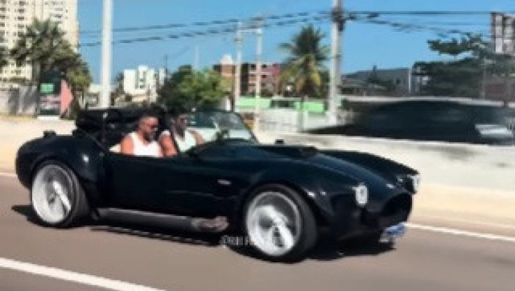 Hulk dirige Shelby Cobra em João Pessoa -  (crédito: Reprodução/Instagram)