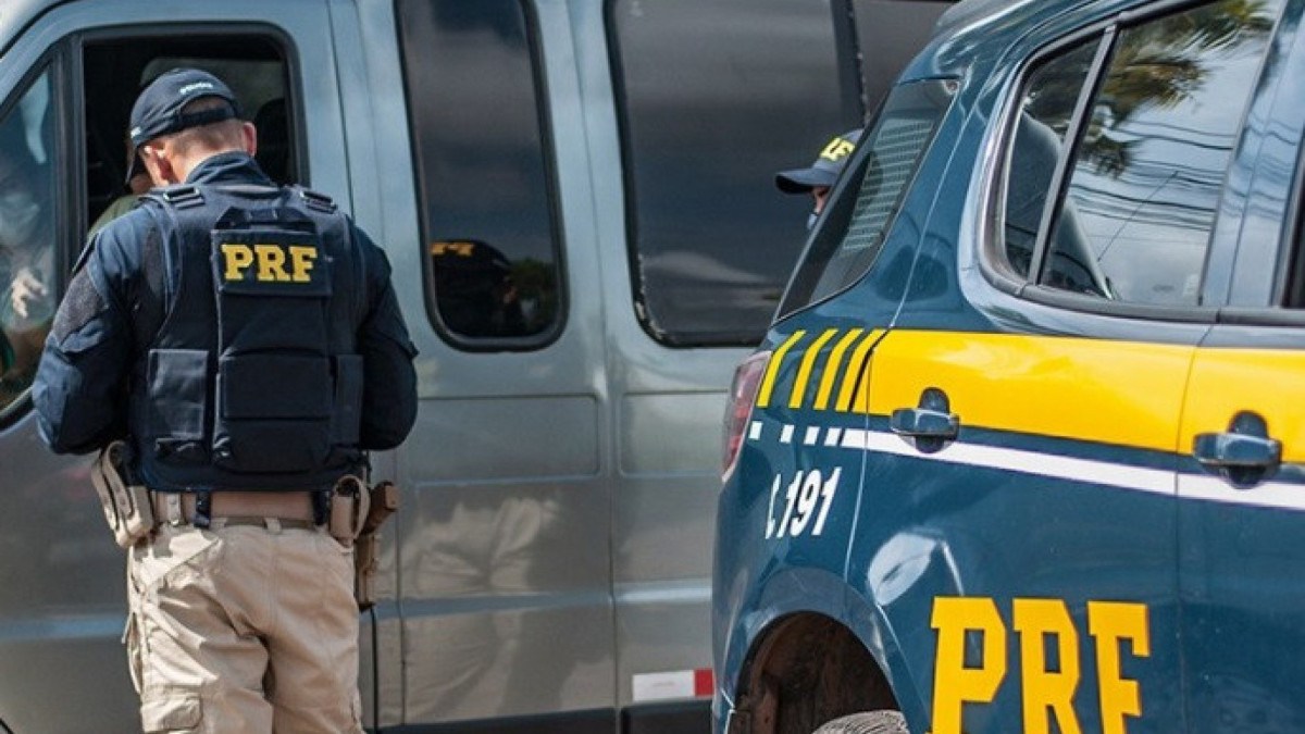 Agentes da PRF trabalhando durante Operação Ano Novo