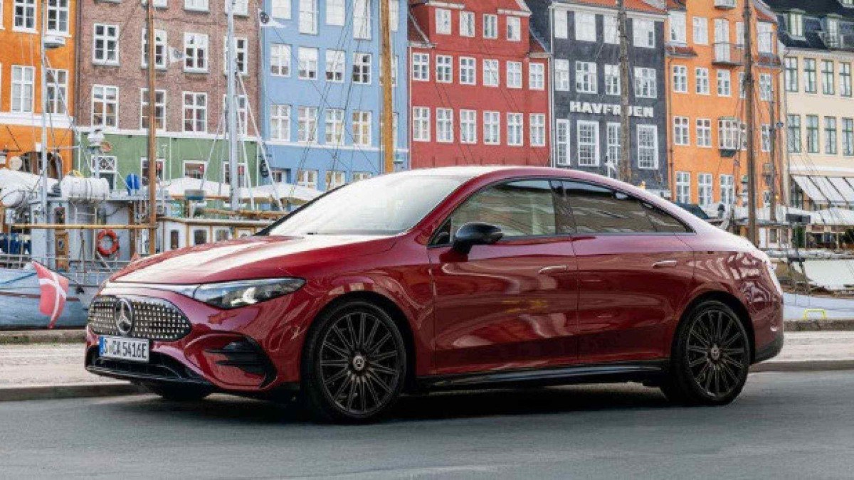 Mercedes-Benz CLA vermelho de lado