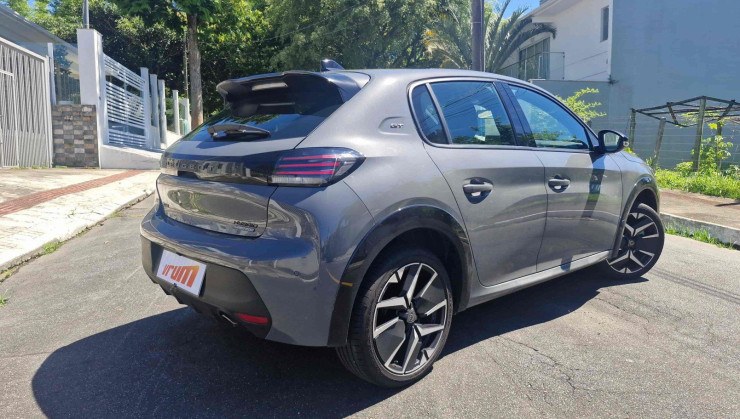 Rodas com acabamento diamantado d&atilde;o um destaque especial ao hatchback