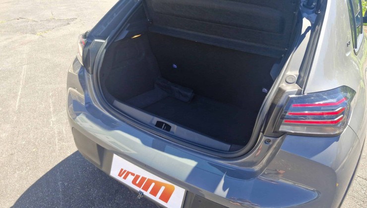 Porta-malas tem apenas 265 litros e ainda perde espa&ccedil;o para tri&acirc;ngulo e chave de roda; ao menos o acabamento &eacute; excelente