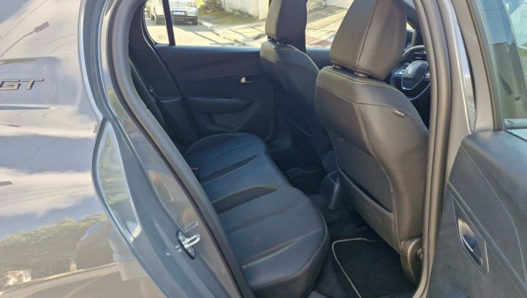 Al&eacute;m do espa&ccedil;o traseiro ser pequeno, espa&ccedil;o para entrar na cabine tamb&eacute;m n&atilde;o &eacute; dos maiores