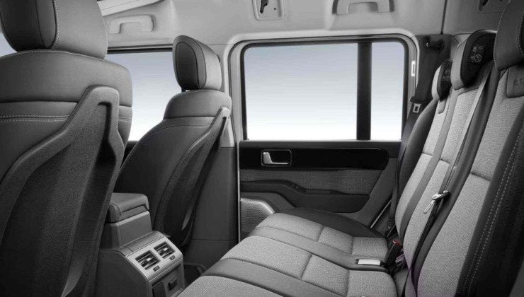 Al&eacute;m de bom espa&ccedil;o no banco de tr&aacute;s, os passageiros ainda contam com sa&iacute;da de ar