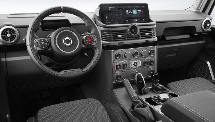 O interior conta com volante de Mini e manopla de c&acirc;mbio tradicional de modelos da BMW