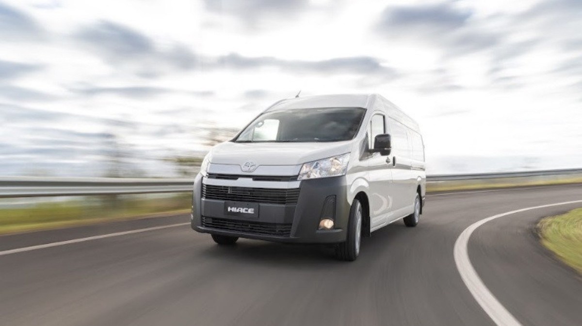 Toyota Hiace Furgão branca de frente e em movimento