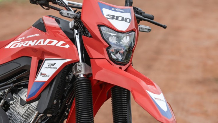 O estilo da XR300L Tornado &eacute; voltado para uma apar&ecirc;ncia de off-road mas podendo ser usada na cidade