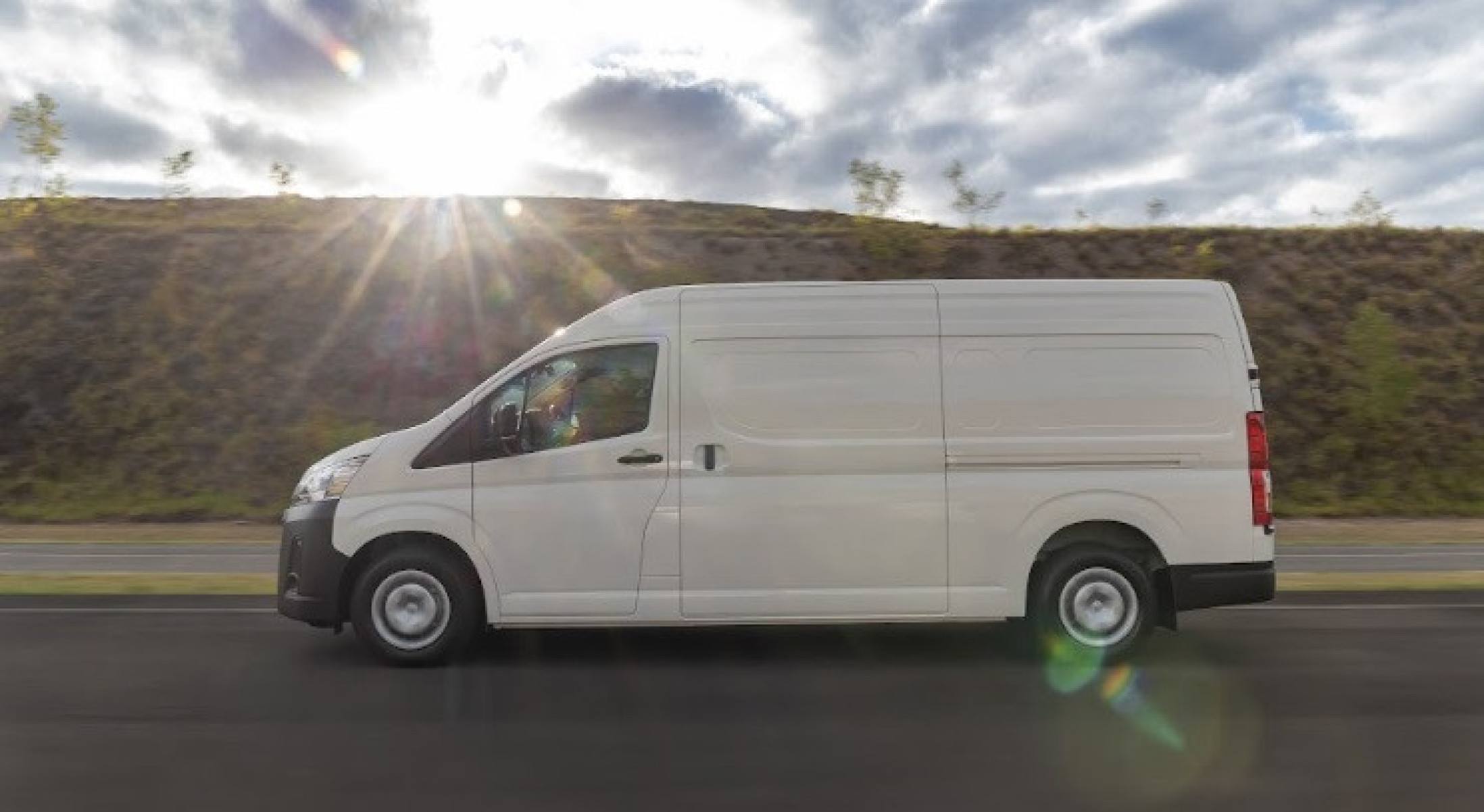 Toyota Hiace Furg&atilde;o branca