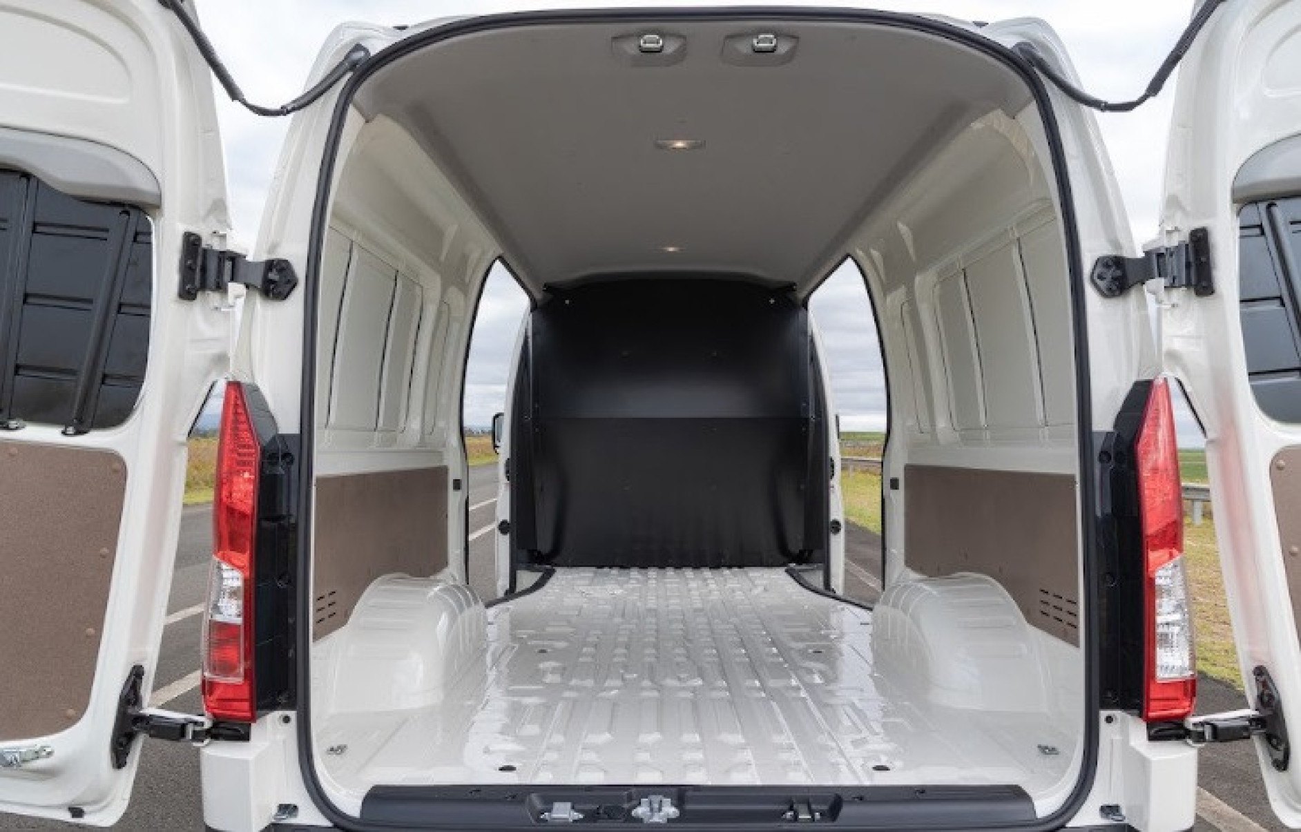 Toyota Hiace Furg&atilde;o branca