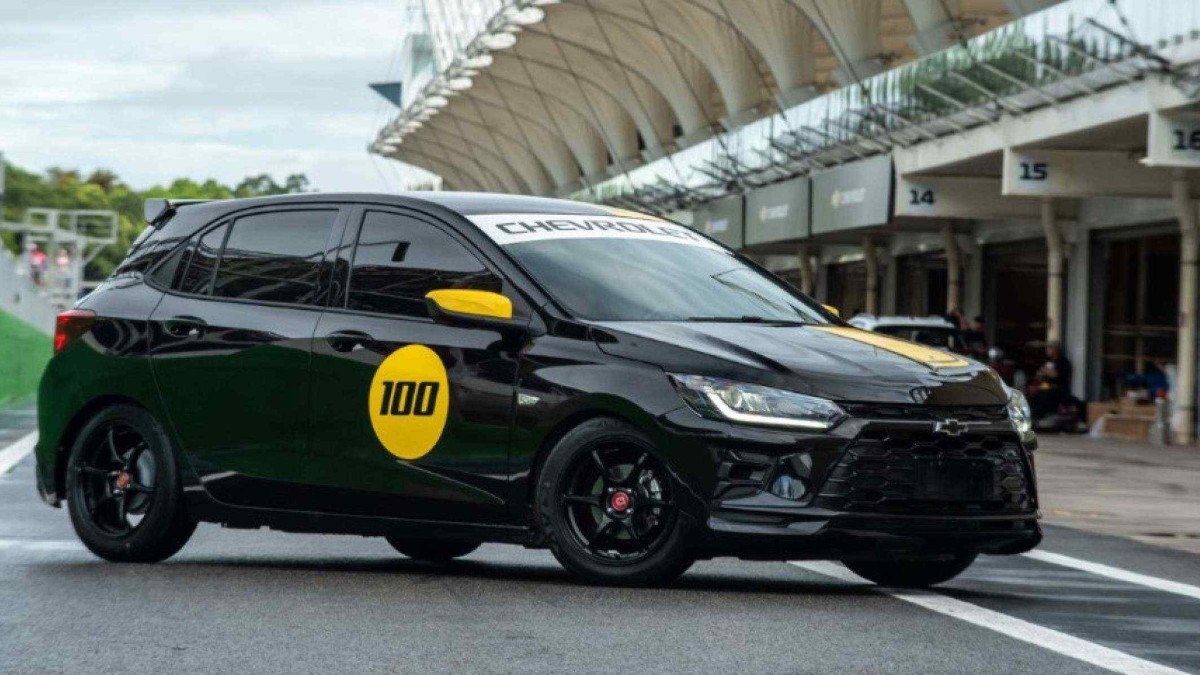 Chevrolet Onix Track Day estacionado 