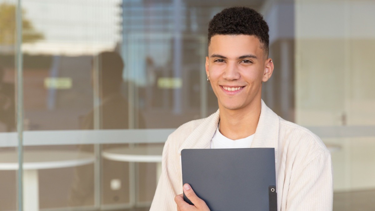  O programa é destinado a jovens com idade entre 18 e 21 anos e ensino médio completo