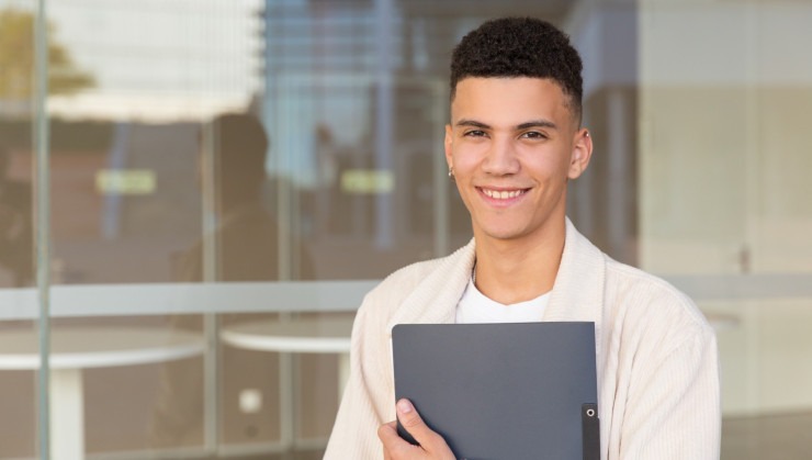  O programa é destinado a jovens com idade entre 18 e 21 anos e ensino médio completo -  (crédito:  Reprodução/FreePik/Goncalo Costa)