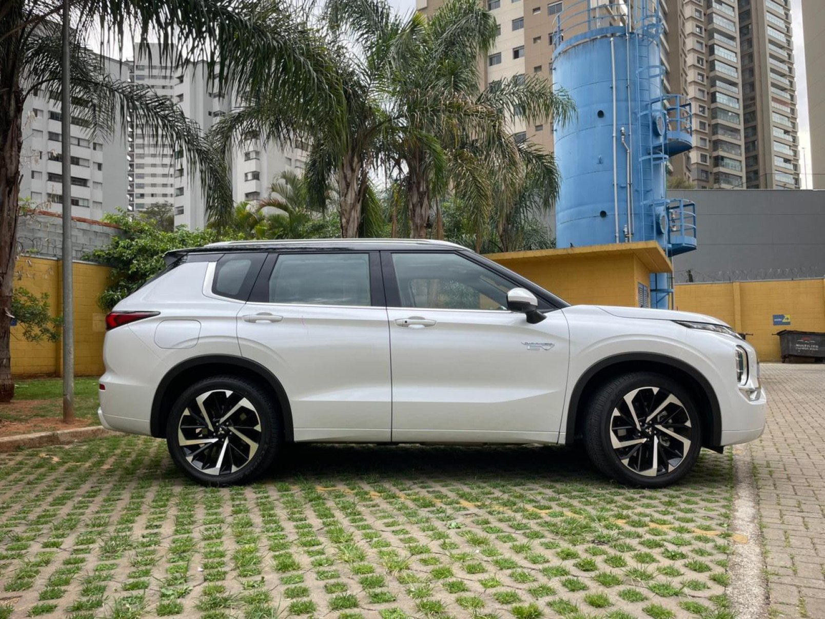 Mitsubishi Outlander PHEV Signature