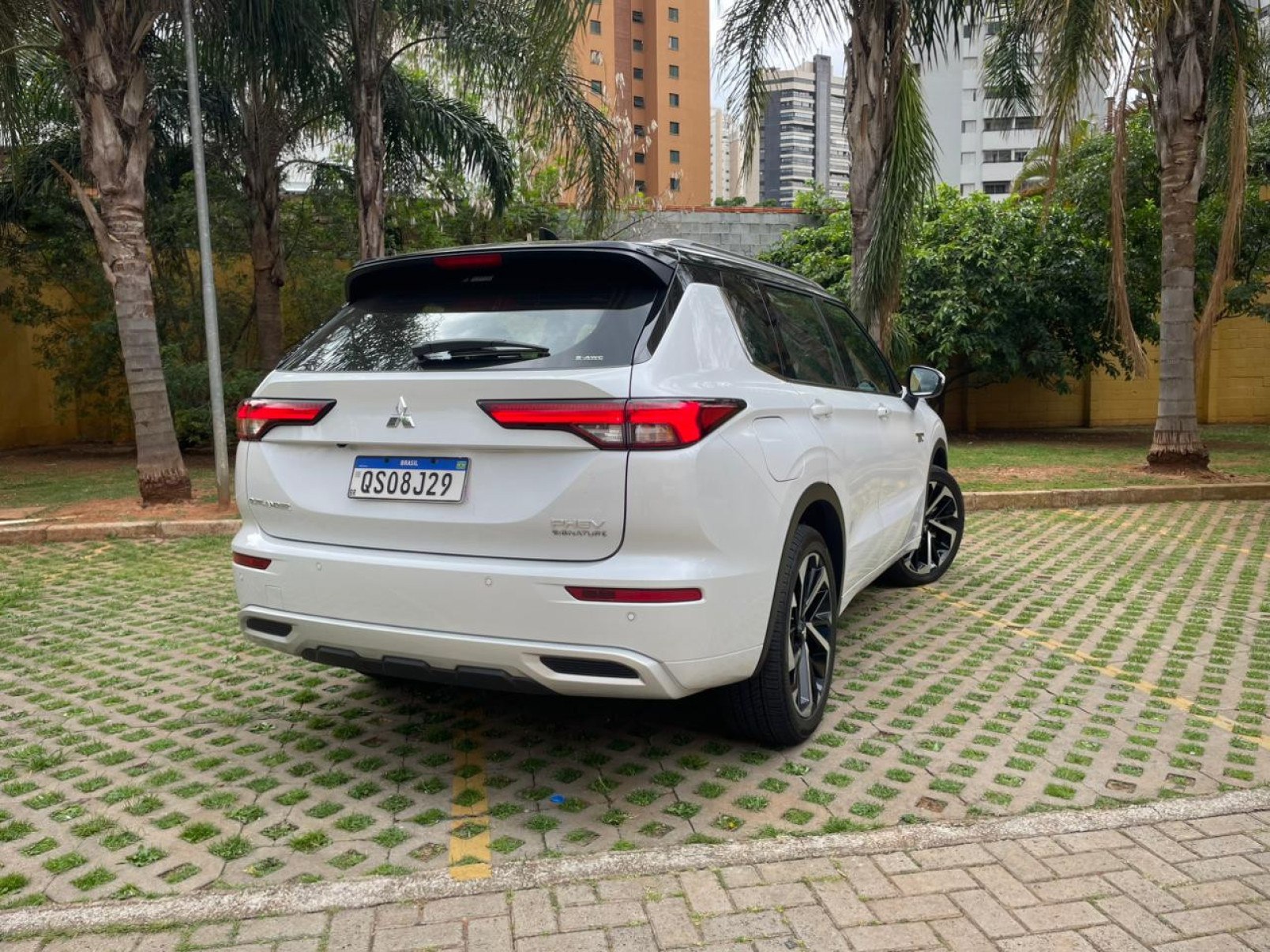 Mitsubishi Outlander PHEV Signature