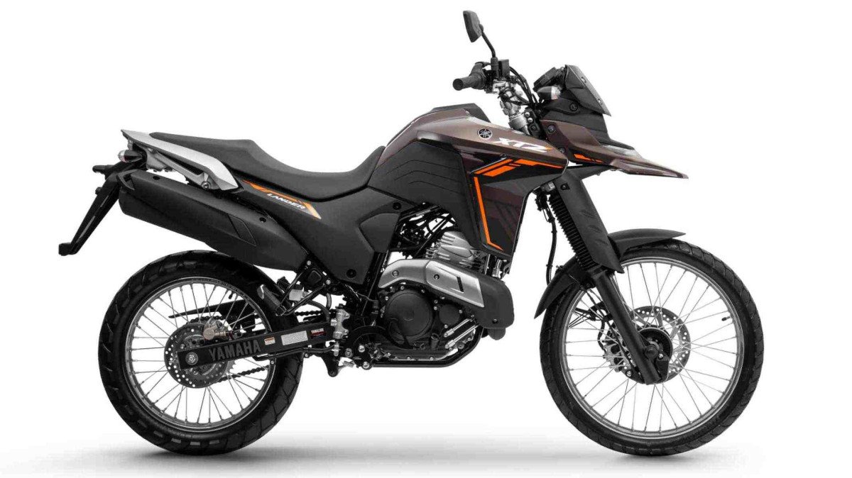 Yamaha Lander 2026 de lado