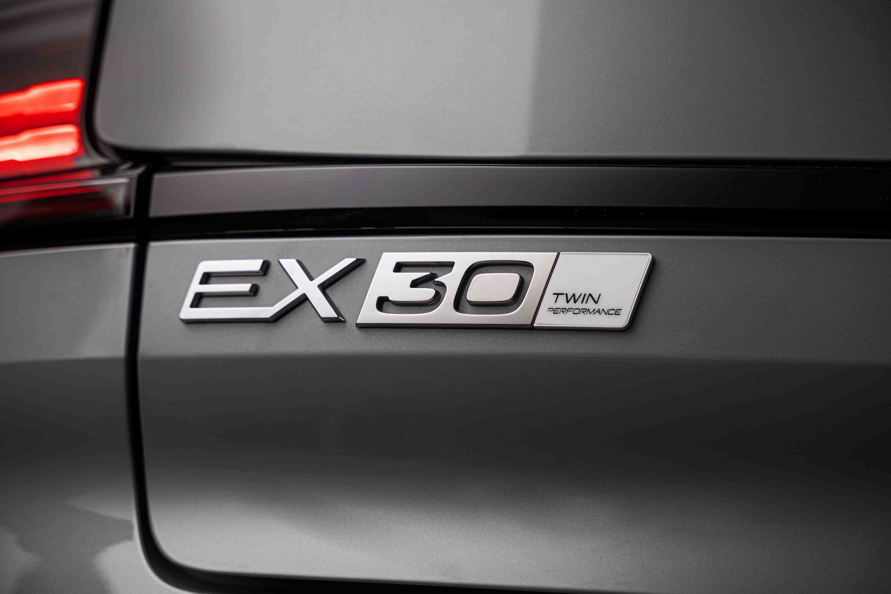 Volvo EX30 Ultra Twin Motor s&oacute; poder&aacute; ser identificado pelo logotipo 'Twin Performance' na traseira