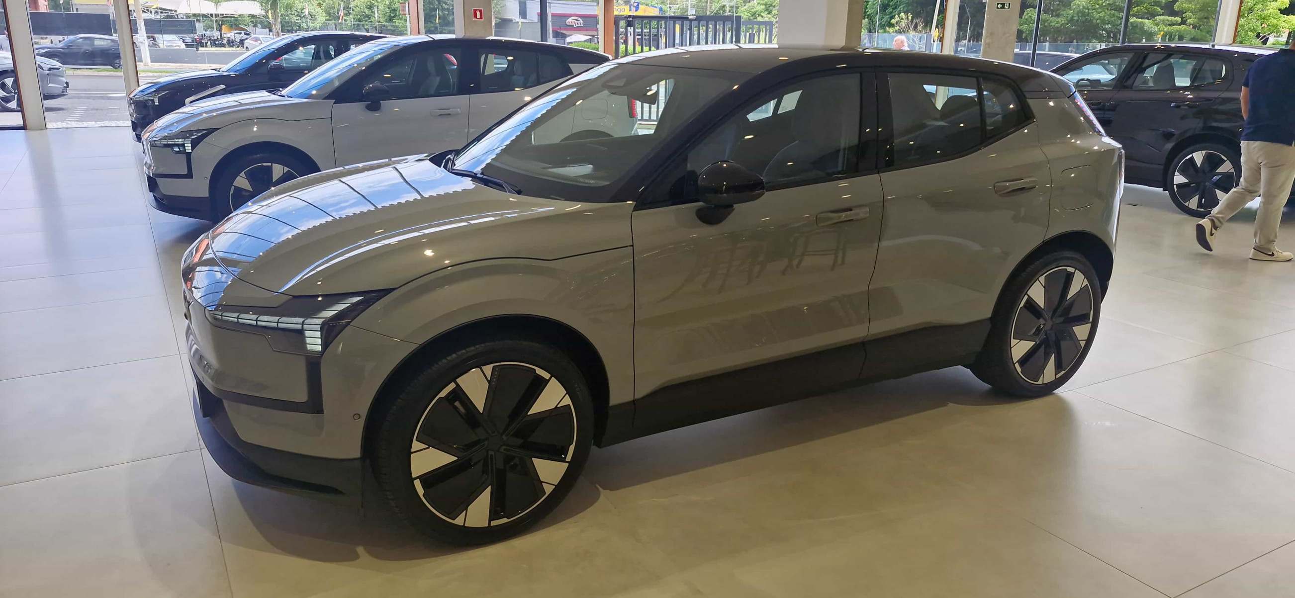 Volvo EX30 tem tamanho ideal para uso urbano