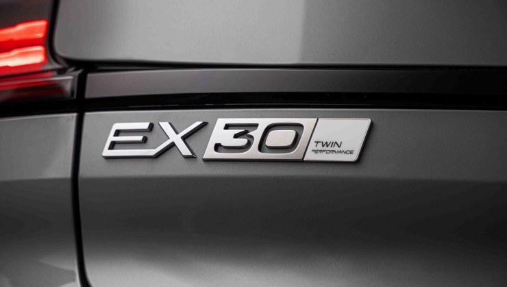 Volvo EX30 Ultra Twin Motor s&oacute; poder&aacute; ser identificado pelo logotipo 'Twin Performance' na traseira
