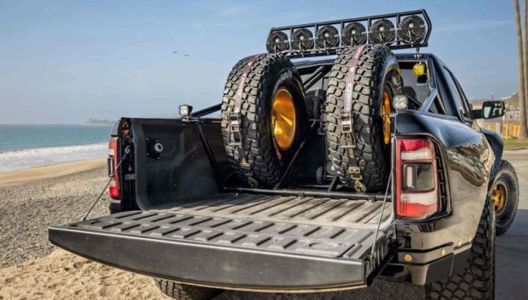 Ela conta com diversas modifica&ccedil;&otilde;es incluindo, uma gaiola de prote&ccedil;&atilde;o, dois estepes na ca&ccedil;amba e barra de LED no teto