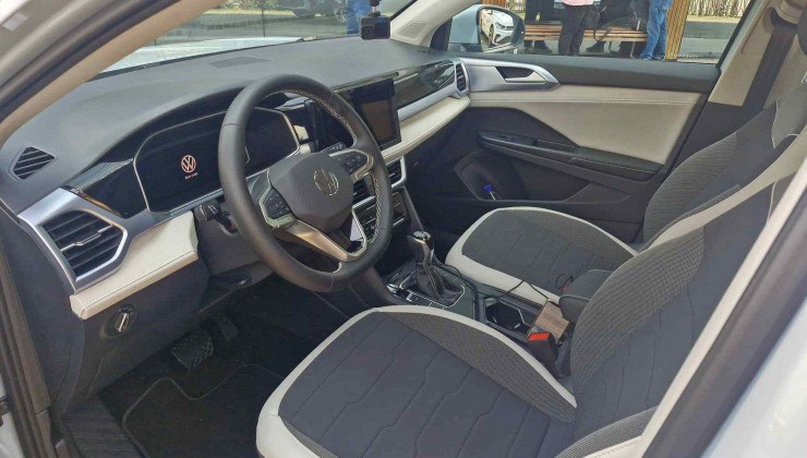 Volkswagen Taos 2026 Comfortline traz interior com detalhes na cor branca