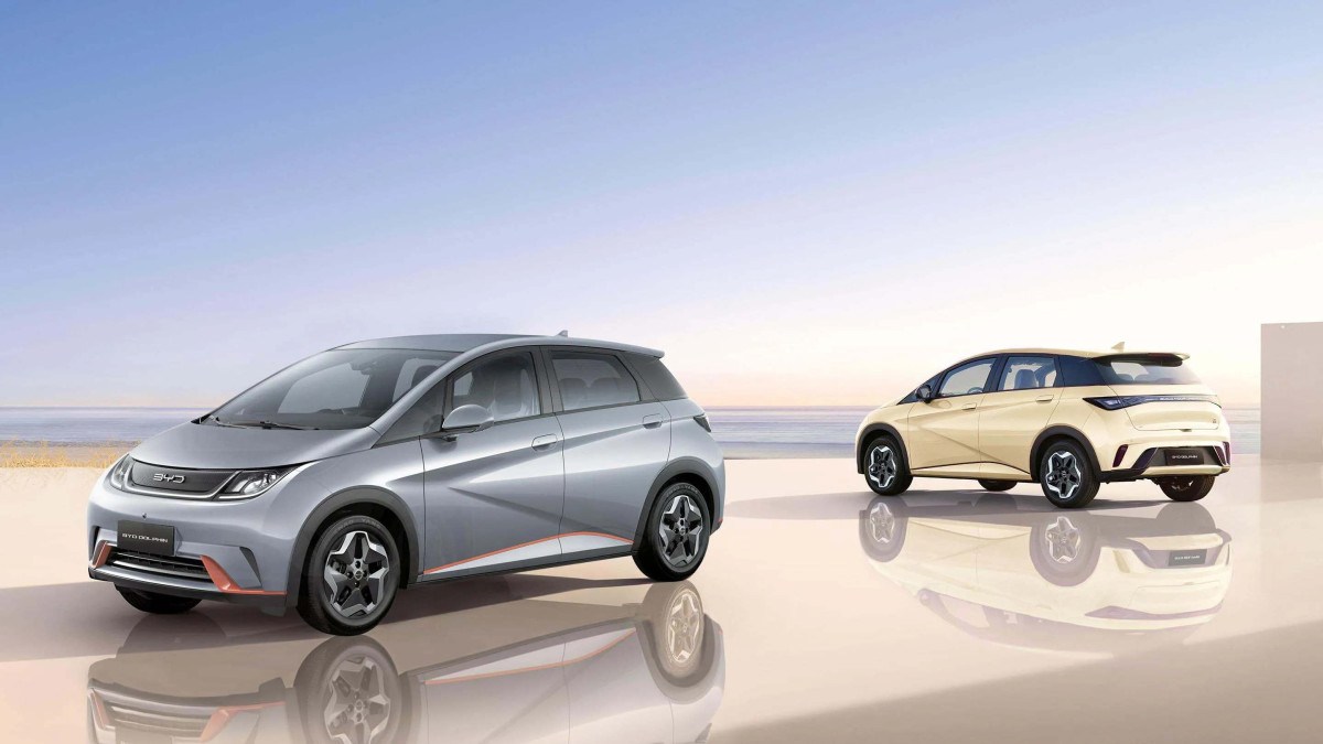 Modelos BYD Dolphin, como os ilustrados, s&atilde;o op&ccedil;&otilde;es populares para assinatura de carro el&eacute;trico no Brasil.