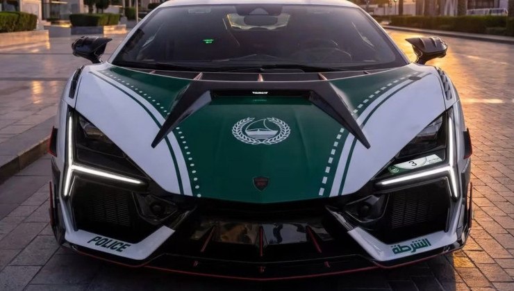Lamborghini Revuelto se torna superviatura em Dubai