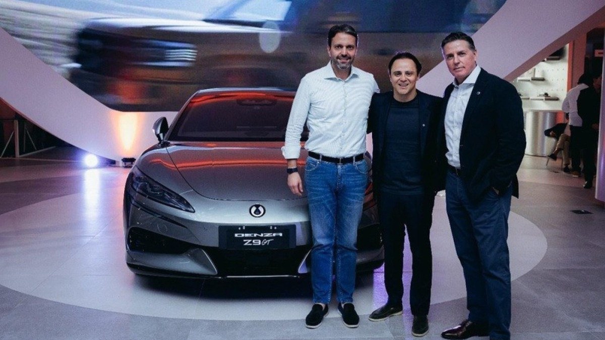 Felipe Massa recebendo o primeiro Denza Z9 GT do Brasil