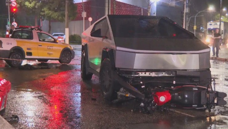 Motorista de Tesla Cybetruck se envolveu em acidente na cidade de São Paulo -  (crédito: Reprodução/Redes sociais)
