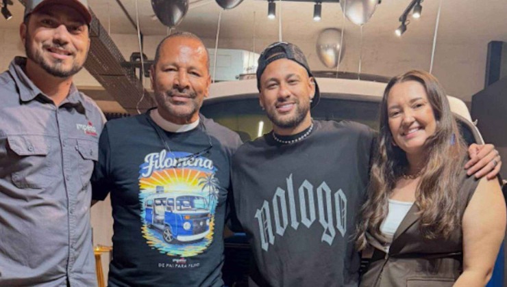 Neymar pai e Neymar recebem sua Kombi Filomena