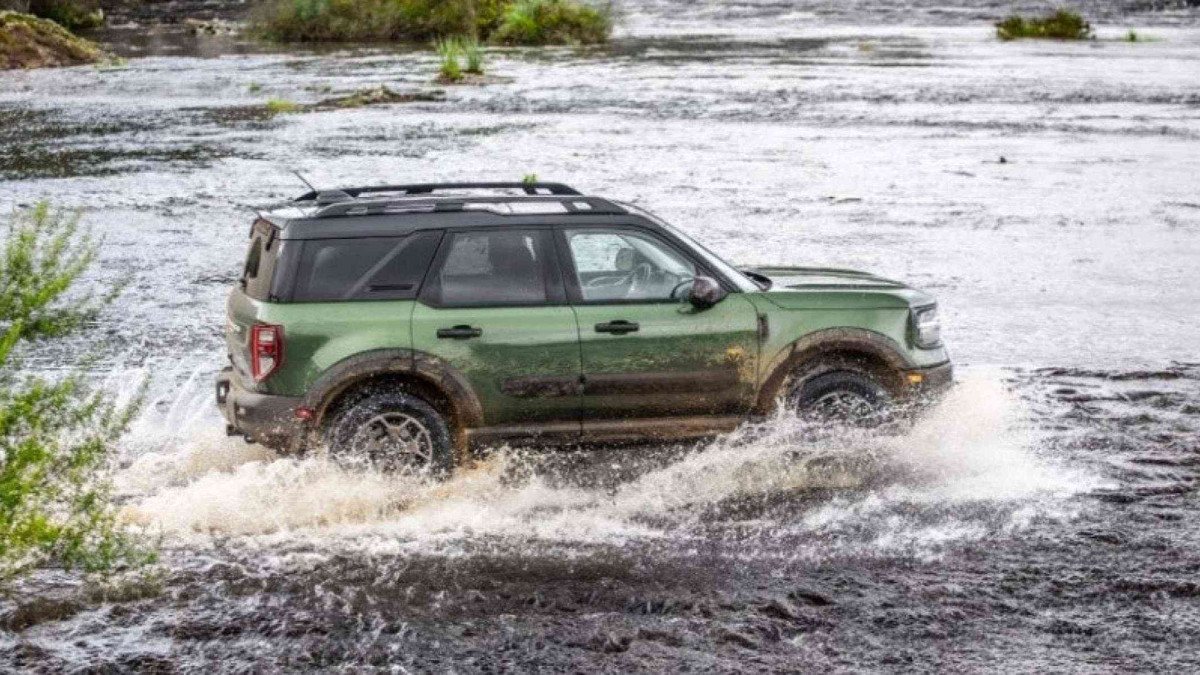 Carro da Ford atravessa situação difícil em alagamento