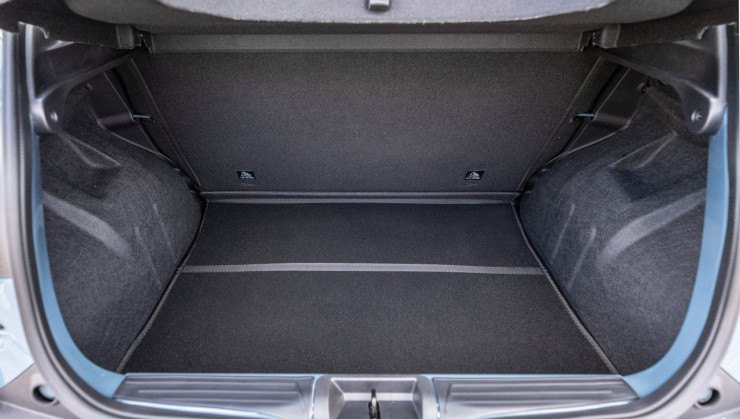 Porta-malas do Kwid E-tech &eacute; pequeno, mas abriga estepe do mesmo tamanho das rodas    