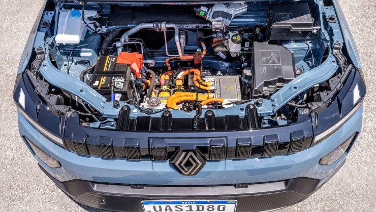 Motoriza&ccedil;&atilde;o do Kwid El&eacute;trico fica exposta sob o cap&ocirc;    
