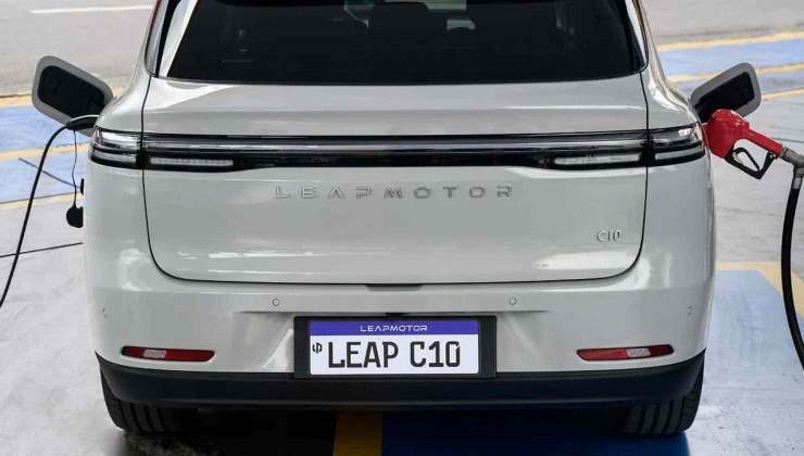 Leapmotor C10 pode ser abastecido com energia el&eacute;trica e gasolina