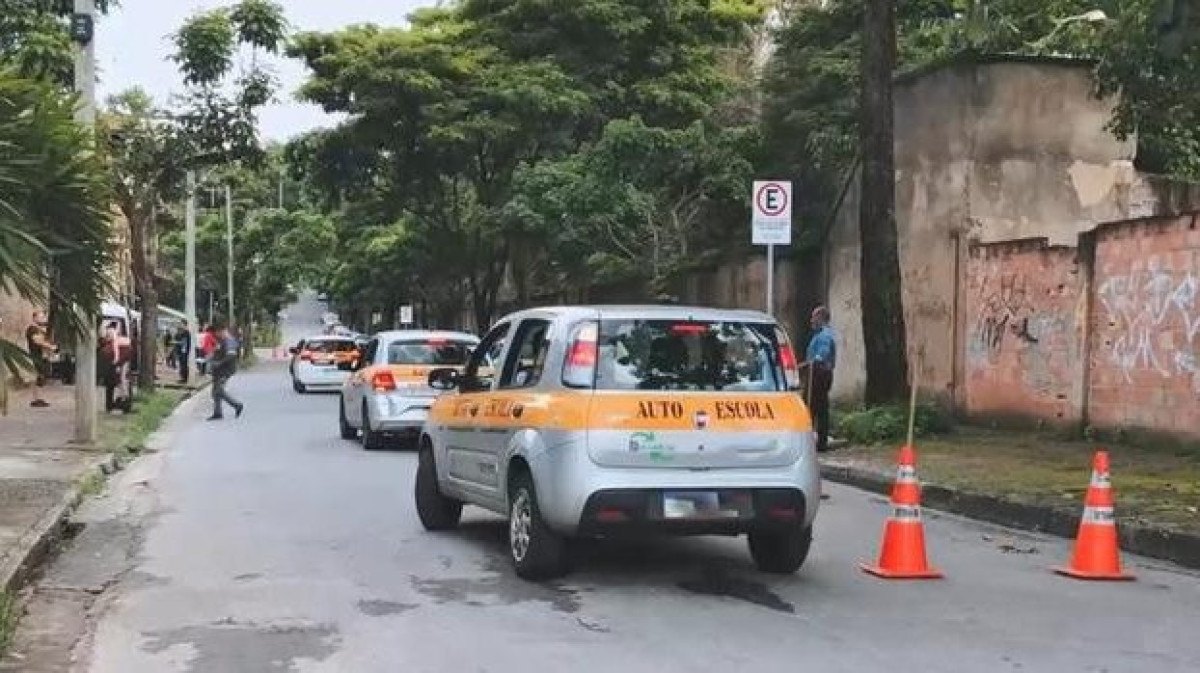 Carros de autoescola se preparam para o exame pr&aacute;tico de dire&ccedil;&atilde;o, agora com baliza integrada ao percurso de rua em Minas Gerais.