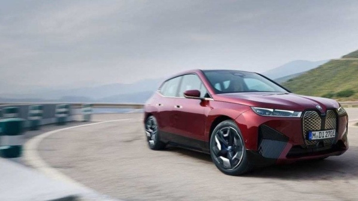 O BMW iX xDrive50 lidera a lista dos el&eacute;tricos com maior autonomia no Brasil, com 498 km segundo dados do Inmetro.