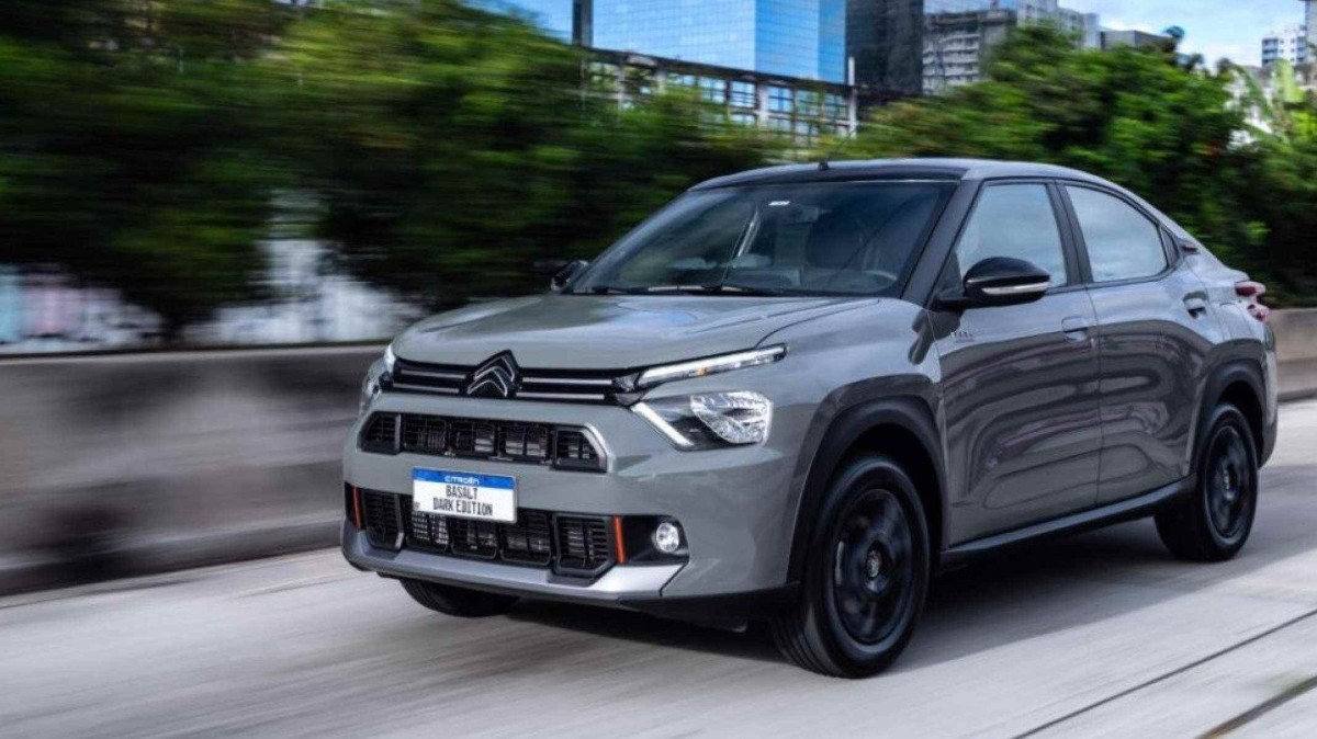 Citroën Basalt Black Edition em movimento