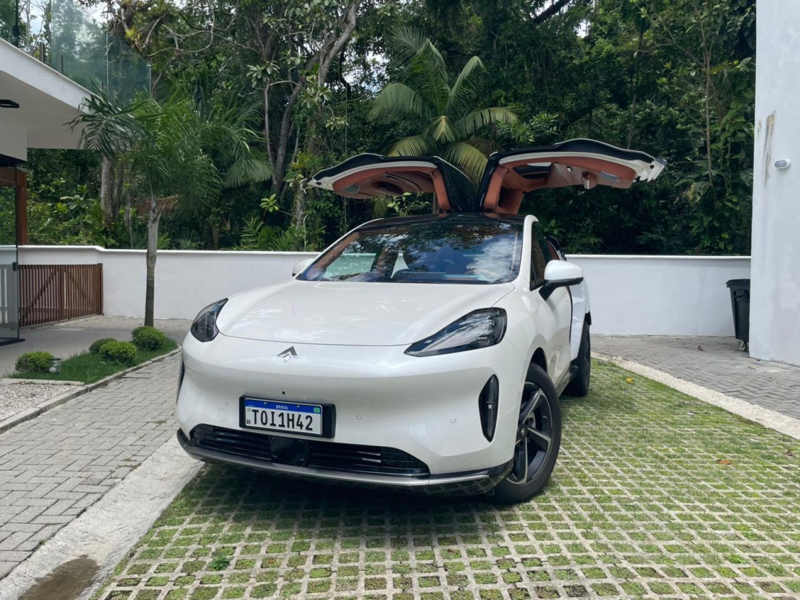 Hyptec HT Ultra é o flagship da GAC com portas asa de gaivota e muito luxo