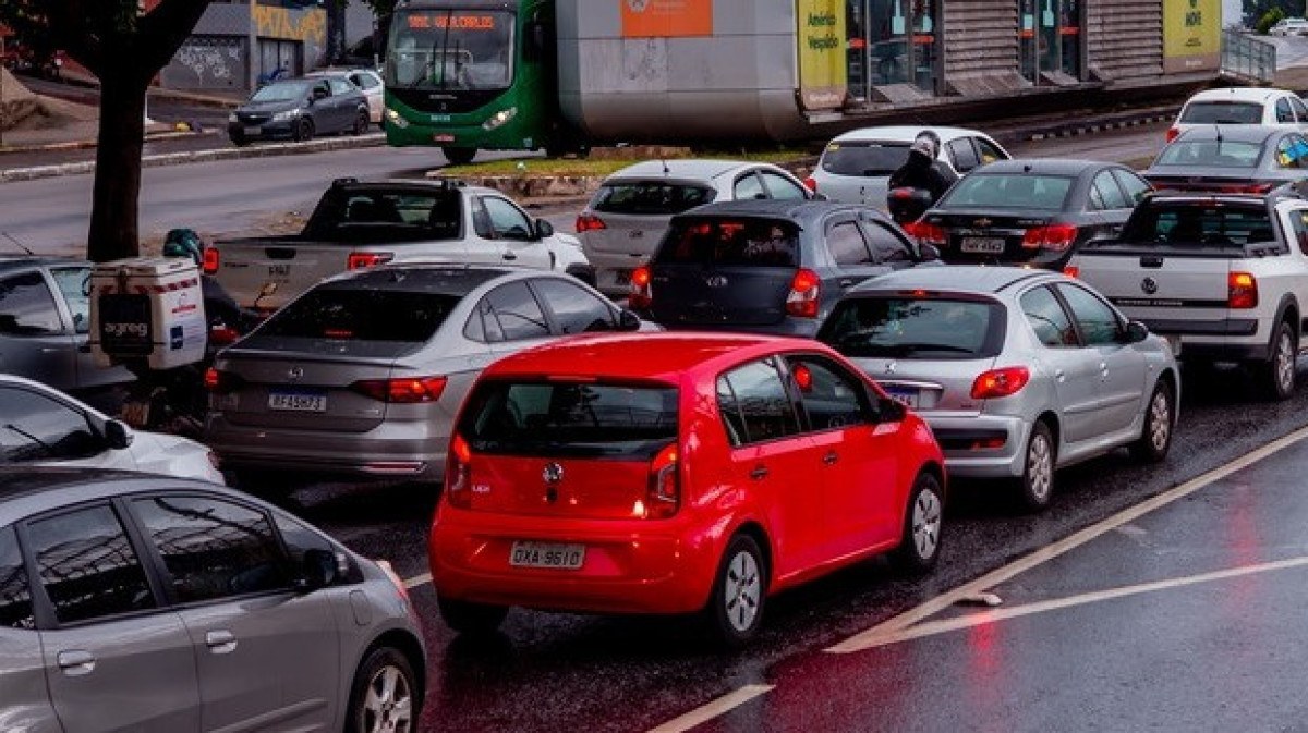 Ve&iacute;culos em tr&acirc;nsito ilustram o contexto da nova regulamenta&ccedil;&atilde;o de emplacamento que flexibiliza a aquisi&ccedil;&atilde;o de placas Mercosul em MG.