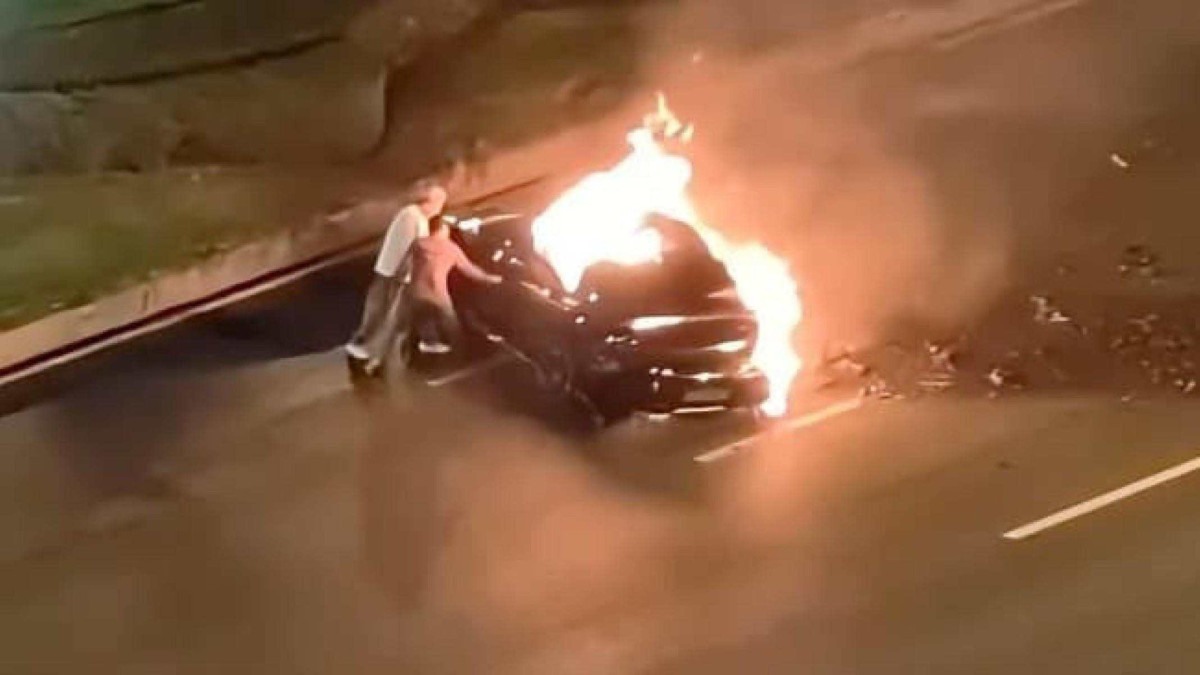 Ve&iacute;culo em chamas n&atilde;o pode ser aberto por falha no sistema de ma&ccedil;anetas